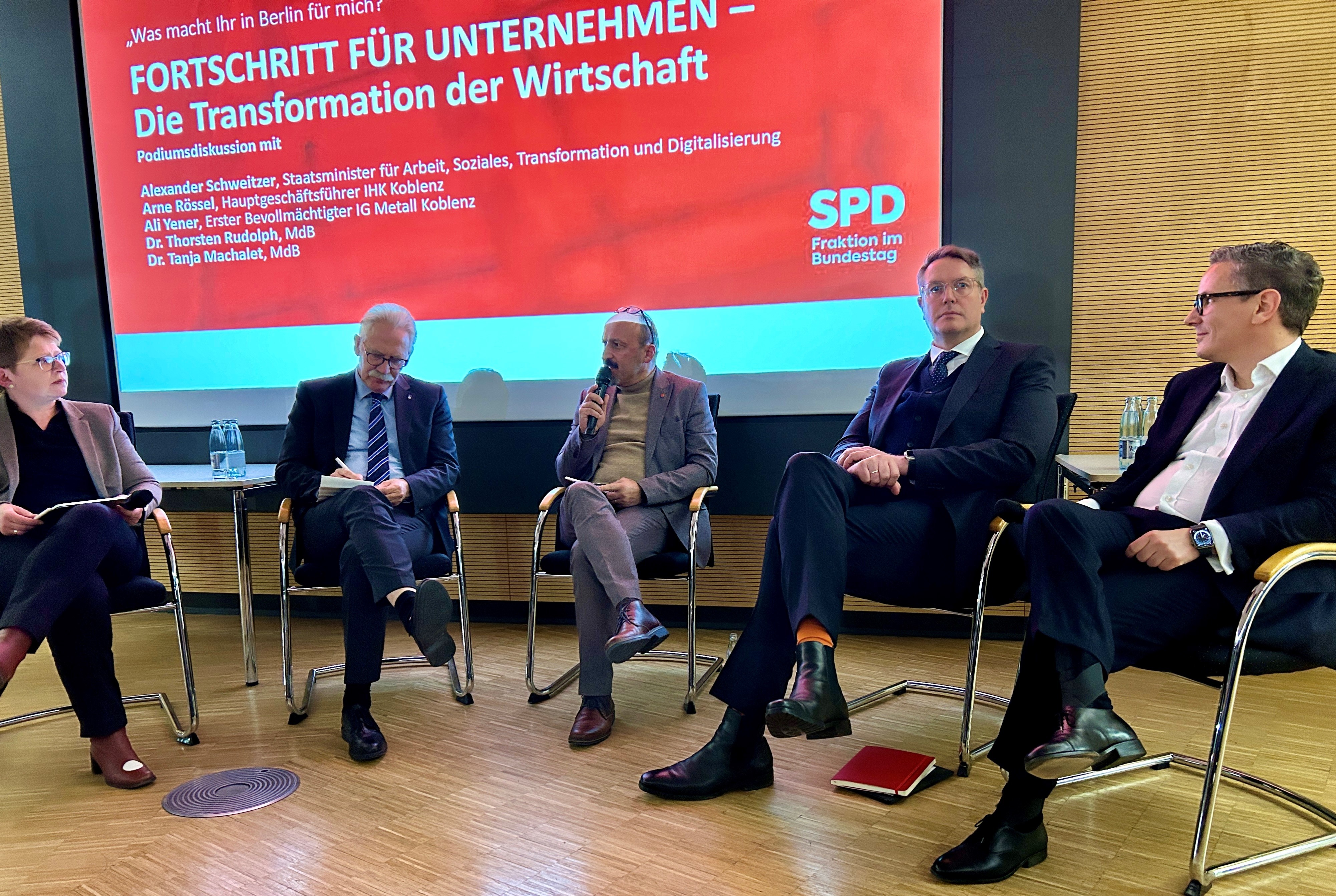 : Die Bundestagsabgeordneten Thorsten Rudolph und Tanja Machalet diskutierten in Koblenz mit Arne Rössel (IHK Koblenz), Ali Yener (IG Metall Koblenz) und Arbeitsminister Alexander Schweitzer über das Thema Transformation.