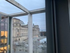 Büro Berlin Blick aus dem Bürofenster im Reichstagsgebäude