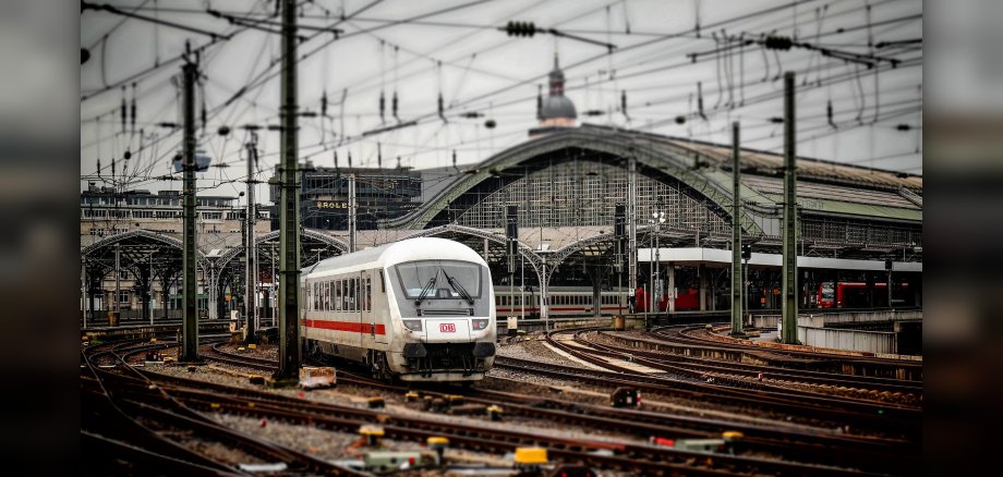 Zugausfahrt Bahnhof