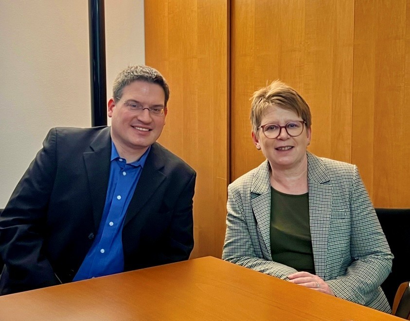Tanja Machalet und Jan Sven Boerger sitzend an einem Tisch