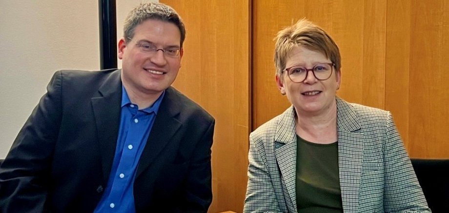 Tanja Machalet und Jan Sven Boerger sitzend an einem Tisch 